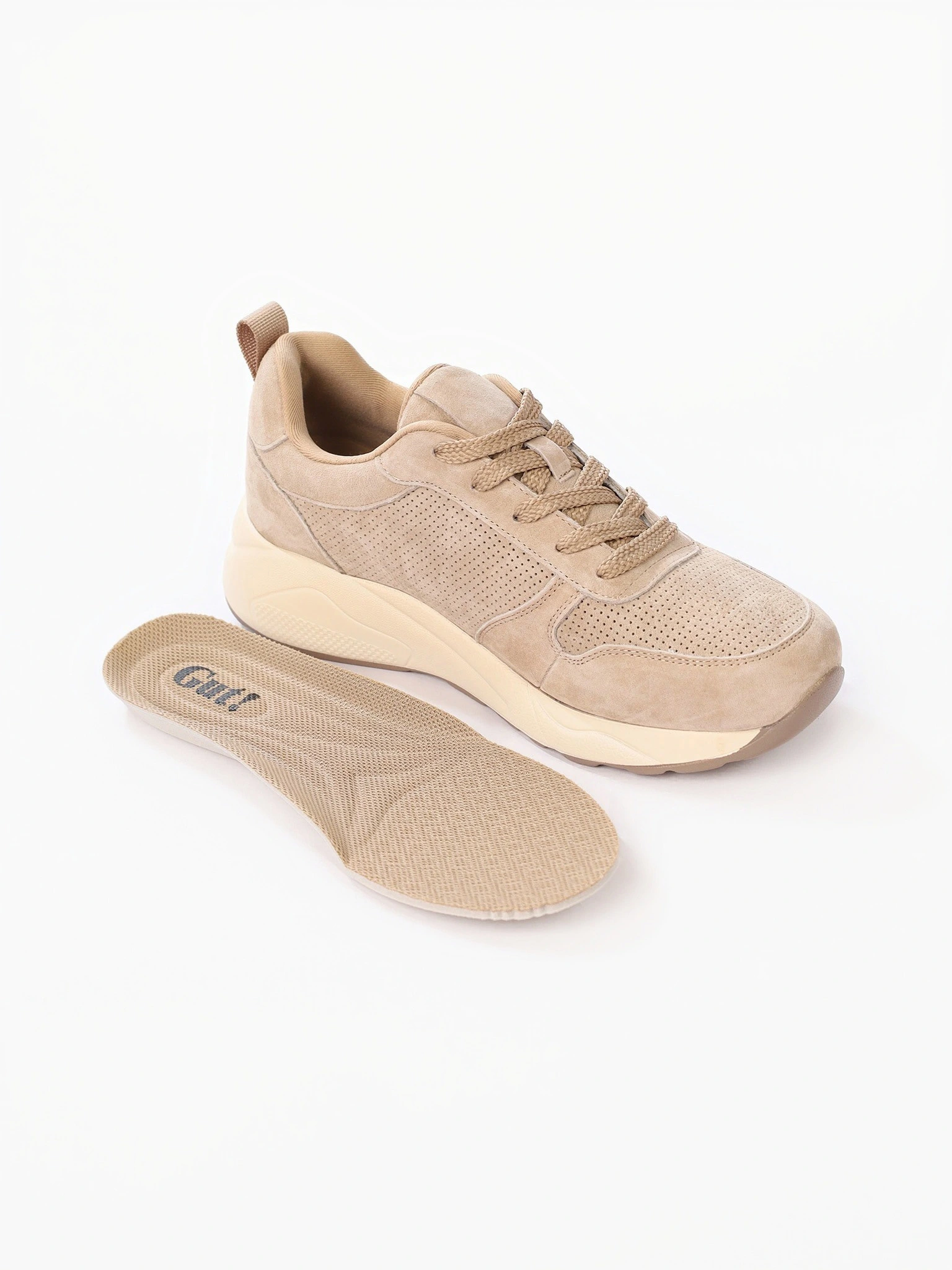 Кроссовки бежевого цвета с перфорацией на средней платформе